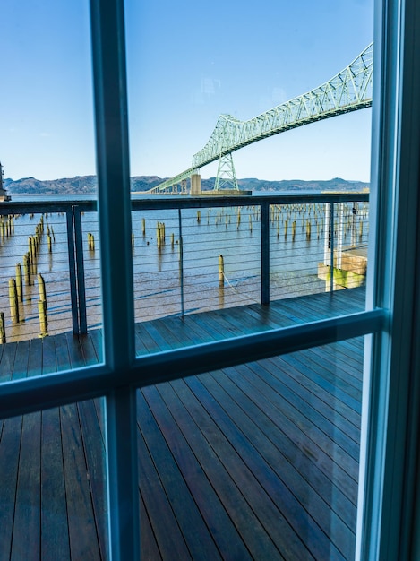 Een uitzicht op de astoria-megler brug door een raam
