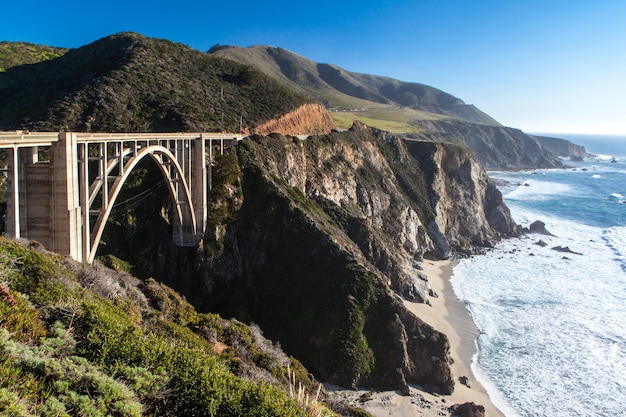 Foto een uitzicht op de bixby bridge naar de stille oceaan bij big sur, californië, vs