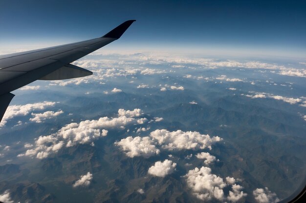 een uitzicht op de hemel vanuit een vliegtuigvenster