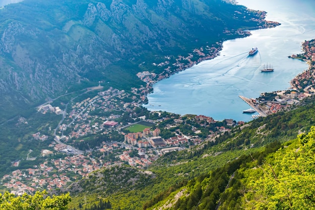 Een uitzicht op de oude stad Kotor en de Boka Kotorska-baai vanaf de top van de berg