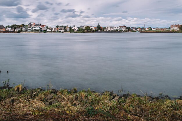 Een uitzicht op de rivier vanaf de oever van de oever van New Jersey