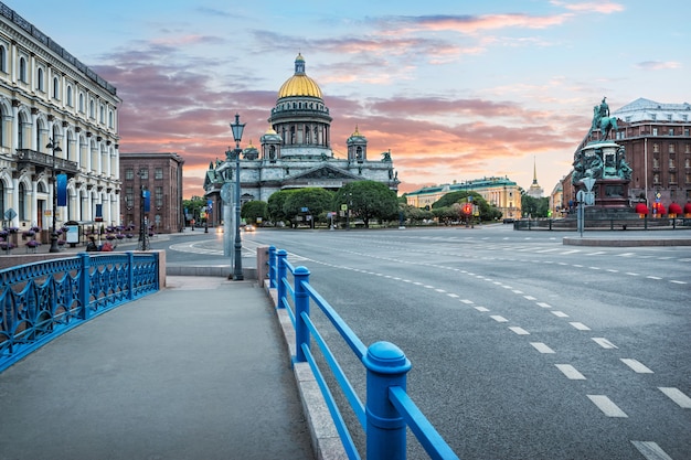 Een uitzicht op de St. Isaac's Cathedral vanaf de Blue Bridge Admiralty Embankment en de St. Isaac's Cathedral Colourful in St.Petersburg