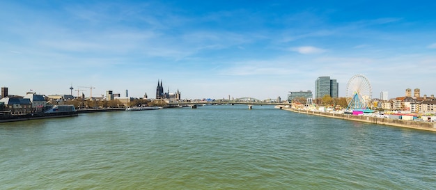 Een uitzicht op de stad Keulen aan de Rijn met kermis in Duitsland. Buiten genomen met een 5D mark III.