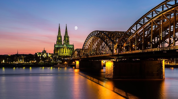 Een uitzicht op de stad Keulen met de Hohenzollern-brug en de kathedraal bij zonsondergang in Duitsland. Buiten genomen met een 5D mark III.