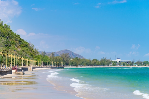 Een uitzicht op de zee vanaf Prachuap zee