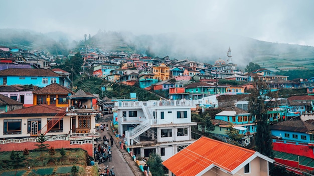 Foto een uitzicht op een heuvel met kleurrijke huizen erop