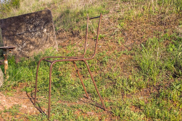 Een uitzicht op een roestige stoel in de tuin