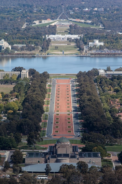 Een uitzicht op het parlementsgebouw in Canberra vanaf Mt Ainslie