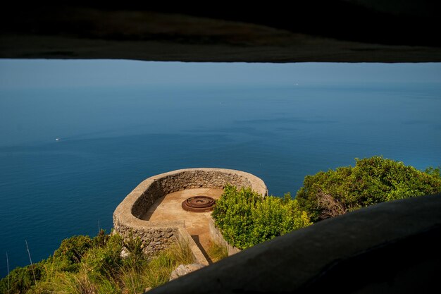 een uitzicht vanaf de vestingwerken van de Tweede Wereldoorlog Gun Battery van Punta Chiappa in Portofino natuurpark Liguria Italië