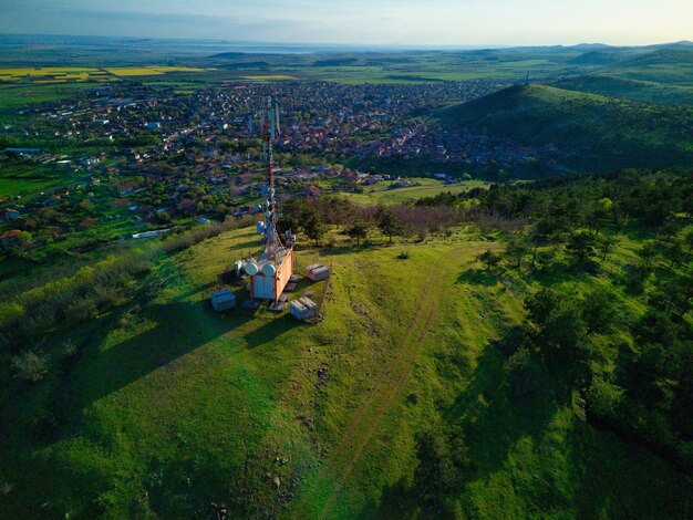 Een uitzicht vanaf een hoogte van de weiden en hellingen van het Balkangebergte bij daglicht in Bulgarije