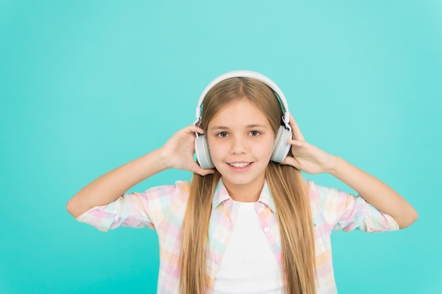 Een ultracomfortabele pasvorm voor haar Schattige muziekfan Klein meisje dat naar muziek luistert Gelukkig klein kind geniet van muziek in de koptelefoon Muziek maakt haar gelukkig