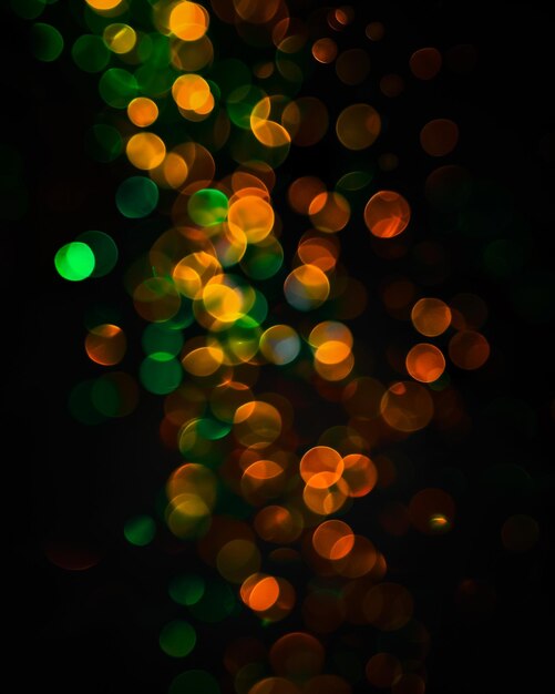 een vaag beeld van een groen en oranje gekleurd licht
