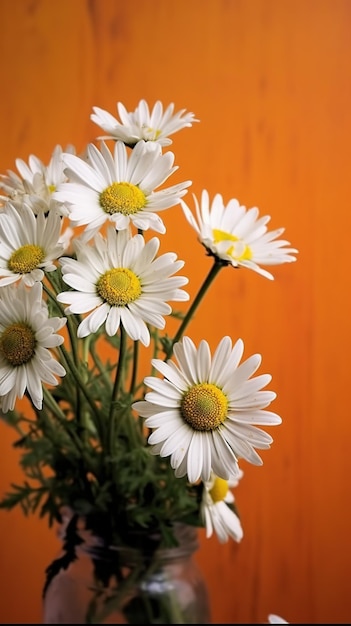 Een vaas met madeliefjes is gevuld met bloemen.