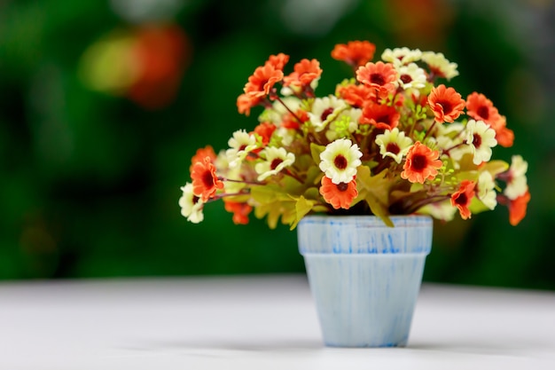 Een vaas met nepbloemen voor decoratie met kopieerruimte.