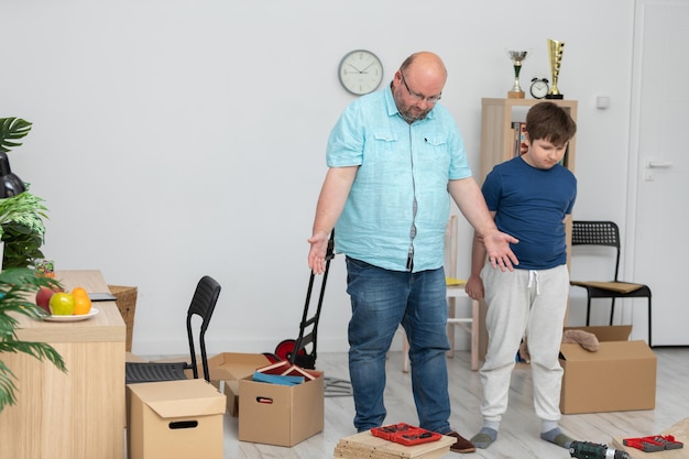 Een vader en zoon begonnen een boekenkast in elkaar te zetten