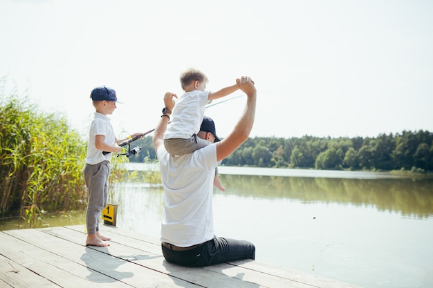 Een vader met twee jonge zoons vist in de zomer in het weekend op het meer