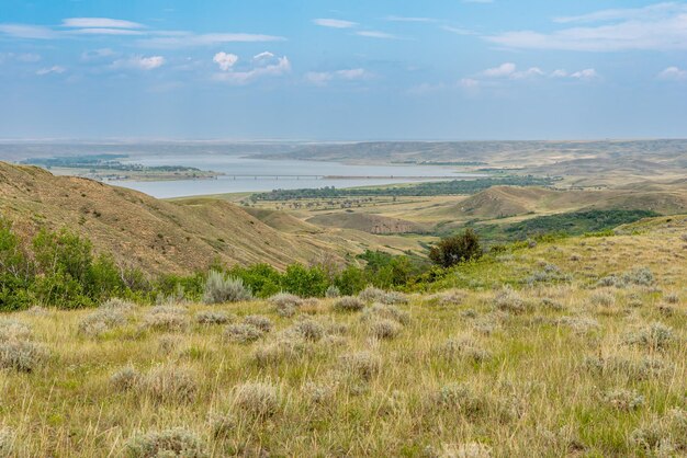 Foto een vallei van grasland bij het diefenbakermeer in het saskatchewan landing provincial park