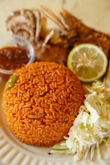 Een van de meest populaire gerechten in Ghana, Jollof-rijst, geserveerd met vis