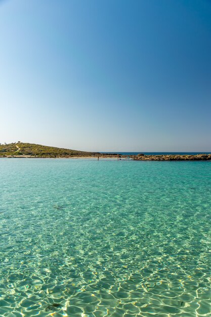 Een van de meest populaire stranden op Cyprus is Nissi Beach, evenals de omgeving.