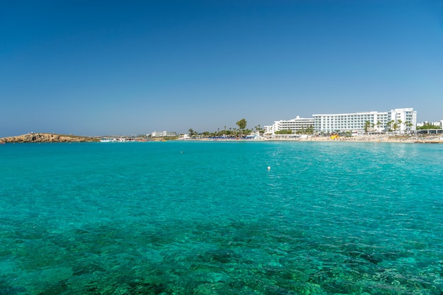 Een van de meest populaire stranden op Cyprus is Nissi Beach, evenals de omgeving.