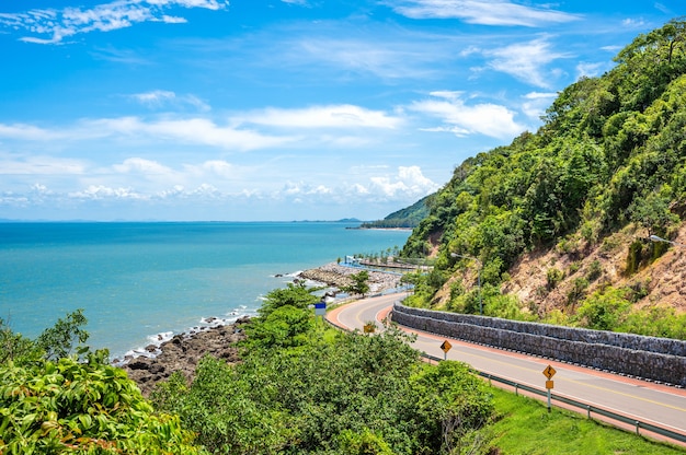 Een van de mooiste kustwegen van Thailand. Chalerm Burapha Chonlathit Highway kijkt vanaf Noen Nangphaya View Point, Chanthaburi, Thailand.