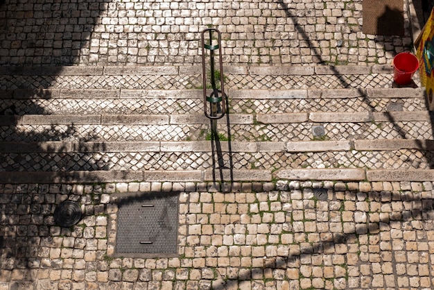 Een van de smalle straatjes in de oude wijk Alfama, Lissabon, Portugal