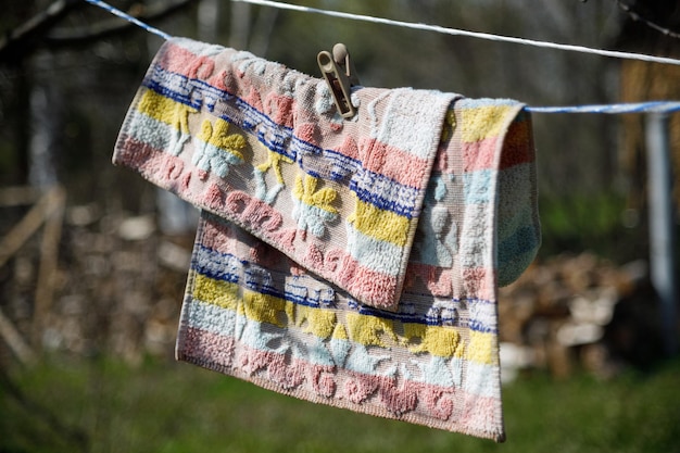 Een veelkleurige handdoek die aan een waslijn hangt en vastgemaakt is met een wasknijper