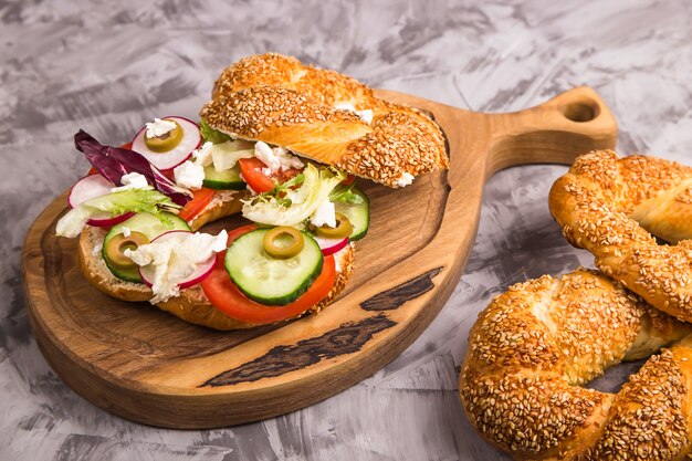 een vegetarische sandwich met groenten en kaas in een bagel