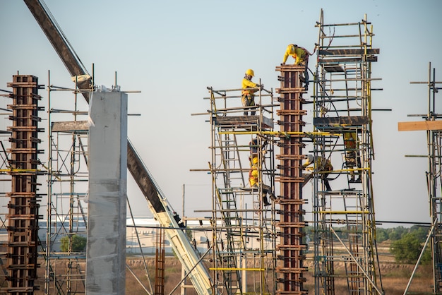 Een veiligheidsbouwvakker werkt hoog