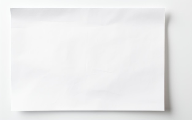 Een vel wit papier, ideaal voor verschillende creatieve doeleinden geïsoleerd op een witte achtergrond