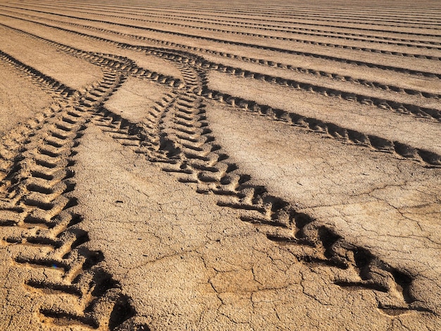 Een veld met bandensporen erop