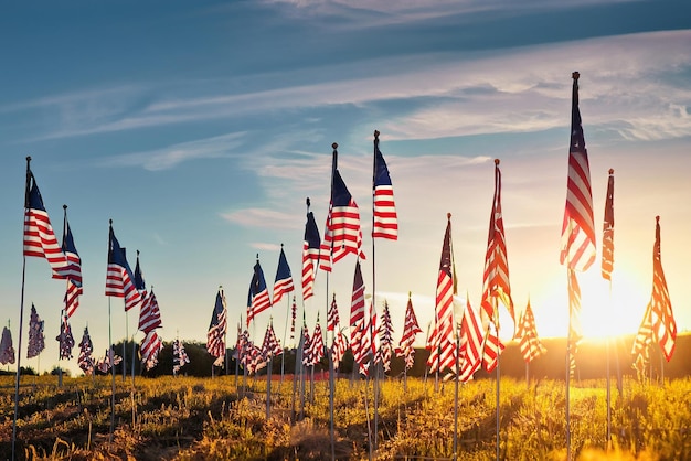Een veld van Amerikaanse vlaggen met daarachter de ondergaande zon