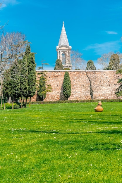 Foto een veld van groen gras met een kerk op de achtergrond