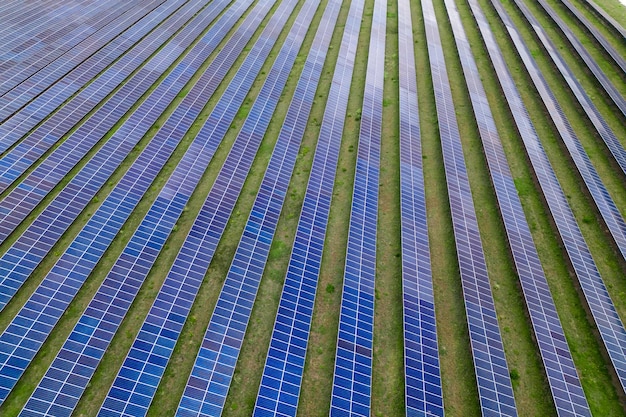 Een veld van zonnepanelen Hernieuwbare energie