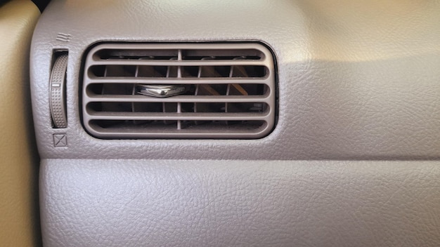 een ventilatieopening in een auto die is gemaakt door ford.