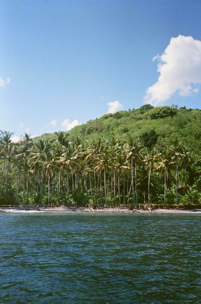 Foto een verborgen baai ergens in nusa lembongan indonesië opgenomen op 35mm kodak gold 200 film