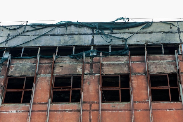 een verbrand huis, een verwoest gebouw, een gebouw beschadigd in de oorlog