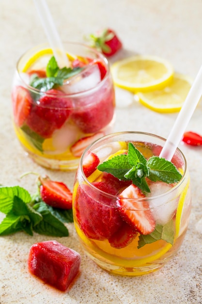 Een verfrissend zomerdrankje met ijs en aardbeien op een stenen achtergrond