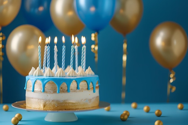 Een verjaardagstaart met kaarsen op de tafel op blauwe achtergrond