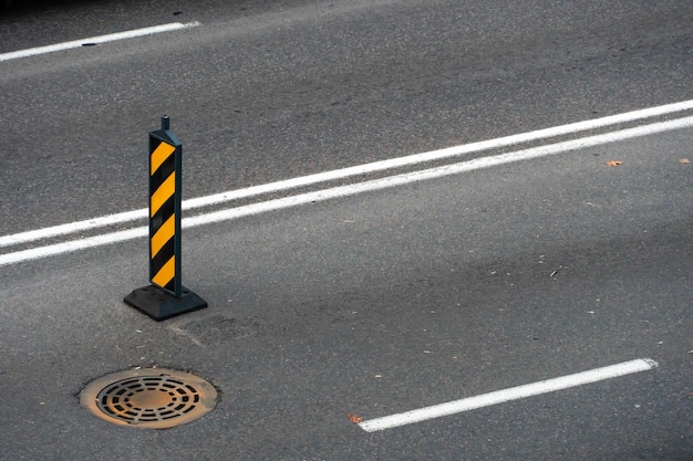 Een verkeersbord dat de scheiding van verkeersstromen voor een gevaarlijk weggedeelte aangeeft tijdens reparatiewerkzaamheden