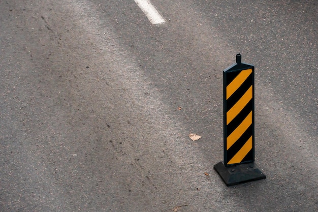 Een verkeersbord dat de scheiding van verkeersstromen voor een gevaarlijk weggedeelte aangeeft tijdens reparatiewerkzaamheden