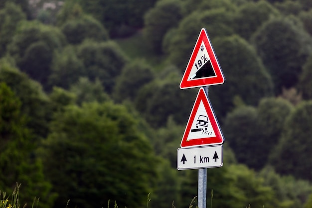 Een verkeersbord in de bergen die een steile helling aangeeft