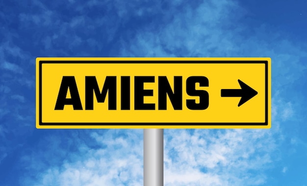 Een verkeersbord van Amiens op een bewolkte achtergrond