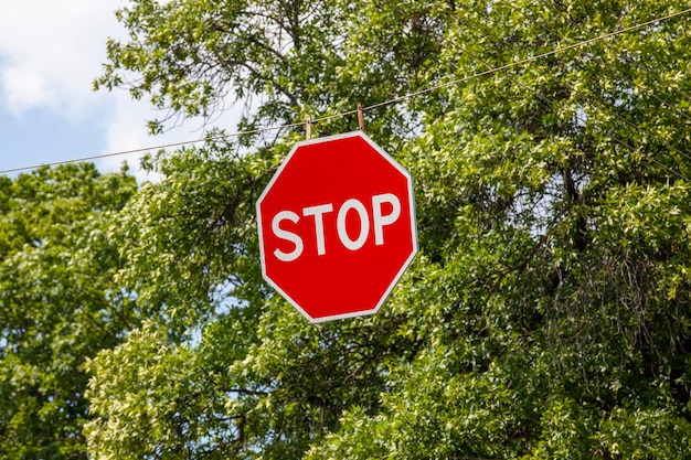 Een verkeersbordstop voor het reguleren van het verkeer op de rijbaan dat het verkeer van auto's regelt met behulp van verkeersborden