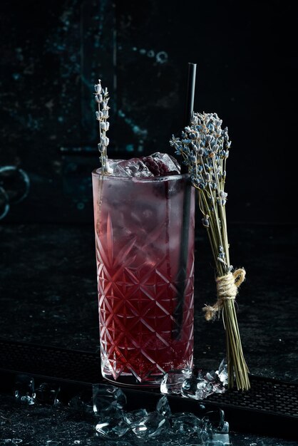 Een verkoelend drankje Blackberry limonade met tonic ijs en lavendel in een glas Cocktails Bar menu