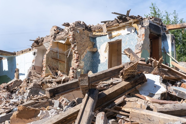 Een verlaten huis stort in Het huis wordt verwoest Scheuren in de muur van het huis Vernietiging van oude huizen