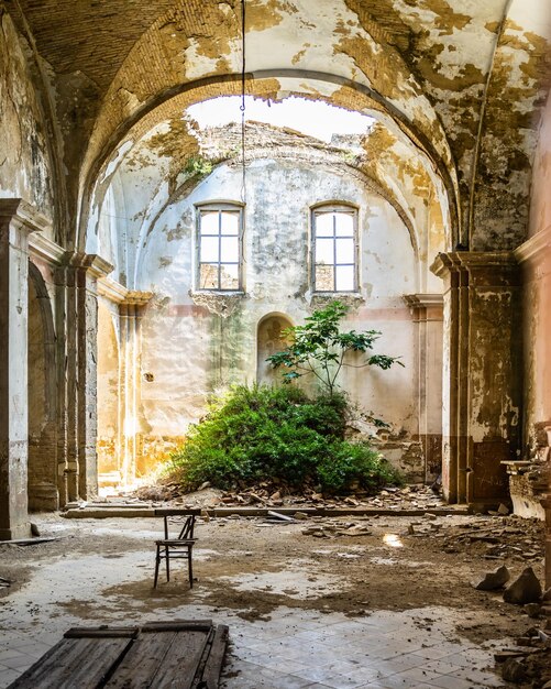 Een verlaten kerk in Craco, een spookstad in de regio Basilicata verlaten als gevolg van een aardverschuiving, Italië