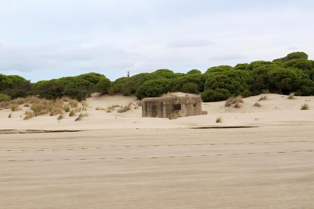 Foto een verlaten oorlogsbunker op een verlaten strand.