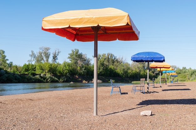 Een verlaten rivierstrand. De foto is genomen op de rivier de Sakmara, in de buurt van de stad Orenburg