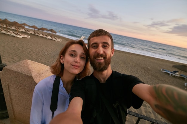 Een verliefd stel maakt een selfie op het strand in Marbella, Spanje. Een verliefd stel in het resort